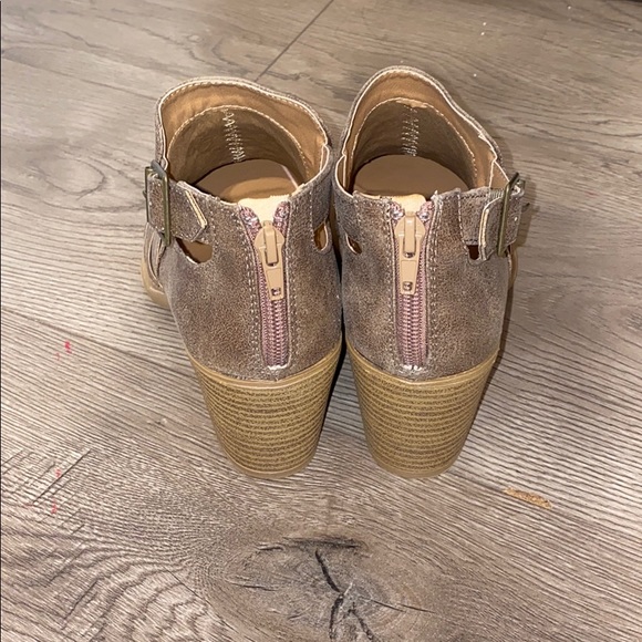 Tan Ankle Booties with Size Buckle Size 7 NIB - Picture 3 of 5